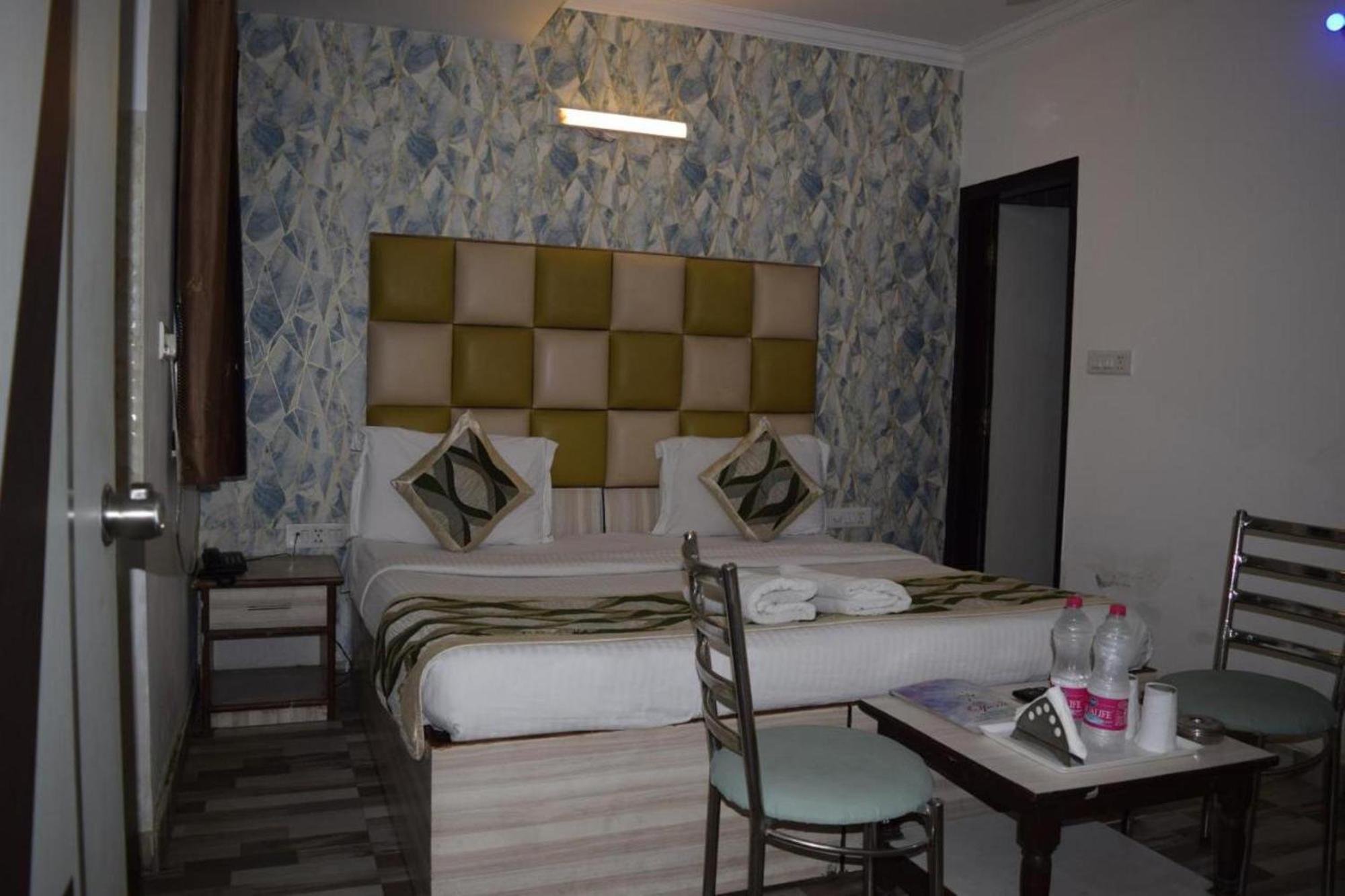Hotel Clink New Delhi Airport Exterior photo
